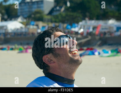 Perros-Guirec, Bretagne, Francia. Il 27 settembre, 2015. Nuovo Campione del francese Philippe Axmann emerge dall'acqua di credito trionfante: Luca Peters/Alamy Live News Foto Stock