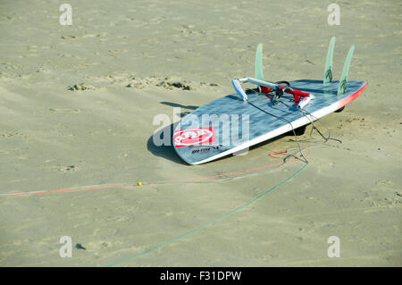 Perros-Guirec, Bretagne, Francia. Il 27 settembre, 2015. Gara aperta giace Kiteboard in attesa sulla sabbia Credito: Luca Peters/Alamy Live News Foto Stock