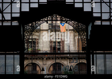 Barcellona, Spagna. Il 27 settembre, 2015. Un estelada (indipendenza catalana bandiera) è visto attraverso la Nato il centro culturale di Barcellona il 27 settembre, 2015. Foto Stock