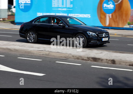 Un movimento sfocate Mercedes, auto vista laterale strada blur a velocità; motion blur su "Strand' a Liverpool, Liverpool, Merseyside, Regno Unito Foto Stock