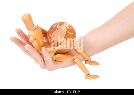 Bellissima femmina lato tenendo un manichino di legno tenendo un globo di legno isolato su bianco con percorso di clipping. concetto Foto Stock