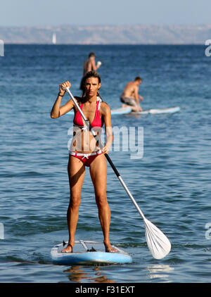 Spiaggia di Palma Nova, Maiorca, Spagna - 25 agosto 2015: Palma Nova beach resort il 25 agosto 2015. Una giovane donna è paddle bo Foto Stock