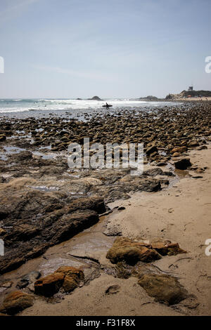 Un lone surfer prende la sua pensione sull'oceano nella California Meridionale. Foto Stock