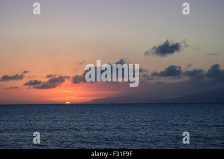 Il sole tramonta sull'Oceano Pacifico visto da di Maui, Hawaii. Foto Stock