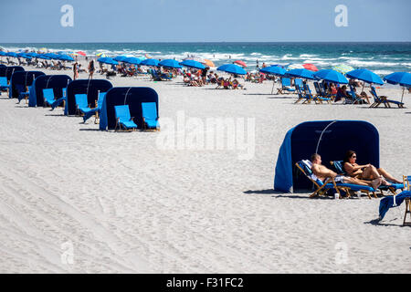 Palm Beach Florida, Manalapan, pubblico, Oceano Atlantico, palme, noleggio capanne, ombrelloni, sabbia, FL150415005 Foto Stock