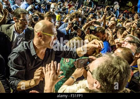 Barcellona, in Catalogna, Spagna. Il 27 settembre, 2015. RAUL ROMEVA, esperto in relazioni internazionali e il numero 1 della pro-indipendenza cross-partito lista elettorale 'Junts pel Si' (Insieme per il sì) saluta la folla di tifosi durante la notte elettorale atBarcelona partito's Mercat del Born. © Matthias Oesterle/ZUMA filo/Alamy Live News Foto Stock