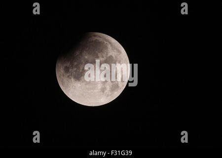 Lunar Eclipse. Northampton, Regno Unito Il 28 settembre 2015. Per la prima volta in più di trenta anni, un raro spettacolo di un rosso supermoon in combinazione con un'ECLISSE LUNARE - una combinazione che non è stato visto dal 1982 nel Regno Unito e non accadrà di nuovo fino al 2033 era visto nelle prime ore di questa mattina. Credito: Keith J Smith./Alamy Live News Foto Stock