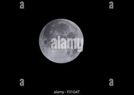 Super Luna, Northampton, Regno Unito Il 28 settembre 2015. Il Super in un limpido cielo alto sopra di Northampton U.K. Credito: Keith J Smith./Alamy Live News Foto Stock