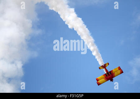 Millington, Tennessee, Stati Uniti d'America. Il 27 settembre, 2015. Stunt Pilot GARY SOUCY entusiasta la folla con la sua alta acrobazie volanti al 2015 Airshow di Memphis tenutosi a Millington Regional Jetport. © Raffe Lazarian/ZUMA filo/Alamy Live News Foto Stock