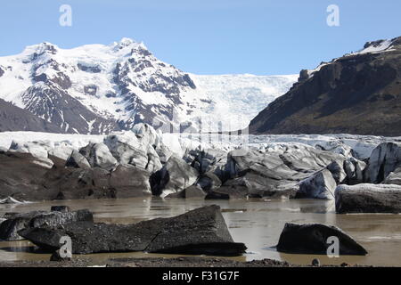 Il ghiacciaio di fusione il braccio da Hvannadalshnúkur, Öraefajökull vulcano in Islanda. Foto Stock