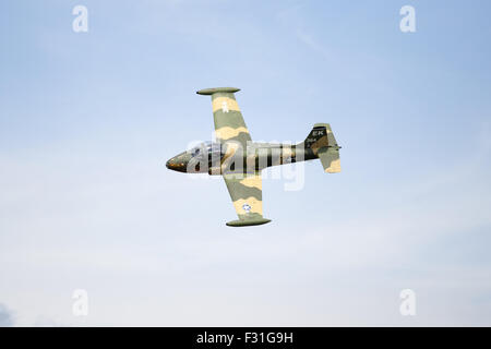 Millington, Tennessee, Stati Uniti d'America. Il 27 settembre, 2015. ANDY ANDERSON, pilota del 'drago' piano, esegue la simulazione di combattimento aereo manovre sopra la folla di spettatori durante la Domenica delle prestazioni a 2015 Airshow di Memphis tenutosi a Millington Regional Jetport. © Raffe Lazarian/ZUMA filo/Alamy Live News Foto Stock