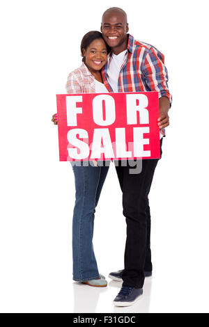 Felice giovane africano giovane tenendo un in vendita segno su sfondo bianco Foto Stock