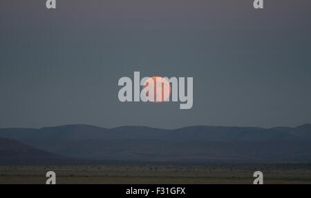 Rising supermoon come visto da Marathon, West Texas, il 27 settembre 2015. Foto Stock