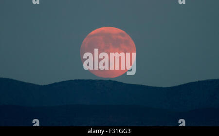 Rising supermoon come visto da Marathon, West Texas, il 27 settembre 2015. Foto Stock