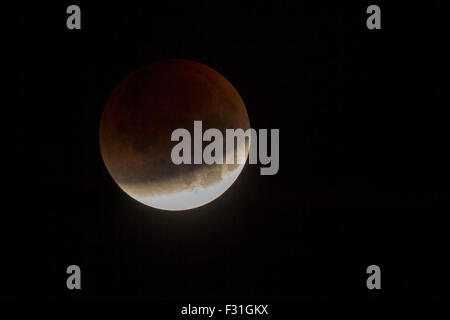 Lunar Eclipse. Northampton, Regno Unito Il 28 settembre 2015. Per la prima volta in più di trenta anni, un raro spettacolo di un rosso supermoon in combinazione con un'ECLISSE LUNARE - una combinazione che non è stato visto dal 1982 nel Regno Unito e non accadrà di nuovo fino al 2033 era visto nelle prime ore di questa mattina. Credito: Keith J Smith./Alamy Live News Foto Stock