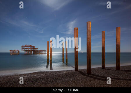 Lunar Eclipse notte 28 Settembre 2015 in Molo Ovest di Brighton, East Sussex, Inghilterra. Foto Stock