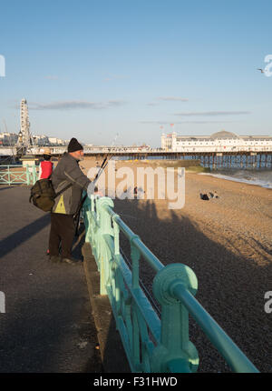 Nel tardo pomeriggio sole primaverile sul molo di Brighton Foto Stock