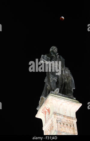 La Paz, Bolivia, 27 settembre 2015. La Paz, Bolivia, 27 settembre 2015. Una quasi totale eclissi di luna piena al di sopra di una statua di Pedro Domingo Murillo (un XIX secolo guerra di indipendenza hero) in Plaza Murillo a La Paz. Settembre la luna piena è anche la più vicina supermoon del 2015, e la prima luna piena di primavera nell'emisfero meridionale. In questo mese di settembre la luna piena è chiamato anche una luna di sangue perché presenta la quarta e ultima eclissi lunare tetrad: quattro dritto eclissi totale della luna, distanziati a sei mesi lunari (lune piene) apart. Foto Stock