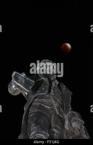 La Paz, Bolivia, 27 settembre 2015. Una quasi totale eclissi di luna piena al di sopra di una statua di Pedro Domingo Murillo (un XIX secolo guerra di indipendenza hero) in Plaza Murillo a La Paz. Settembre la luna piena è anche la più vicina supermoon del 2015, e la prima luna piena di primavera nell'emisfero meridionale. In questo mese di settembre la luna piena è chiamato anche una luna di sangue perché presenta la quarta e ultima eclissi lunare tetrad: quattro dritto eclissi totale della luna, distanziati a sei mesi lunari (lune piene) apart. Foto Stock