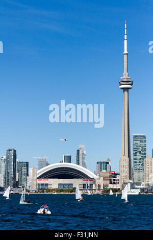 Toronto skyline della città Roger il centro e la CN Tower lungo il lago Ontario in Canada Foto Stock