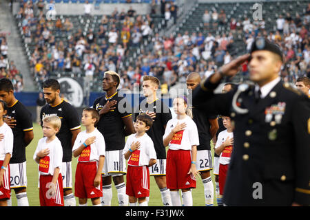 Carson, CA. Il 27 settembre, 2015. LA galassia di stand per l'inno nazionale prima della MLS di gioco tra la galassia e la FC Dallas al centro Stubhub a Carson, CA. Justin Cooper/CSM/Alamy Live News Foto Stock