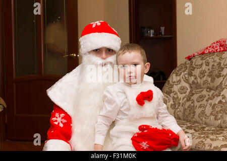 Babbo Natale è venuto a visitare e portato il ragazzo un regalo Foto Stock