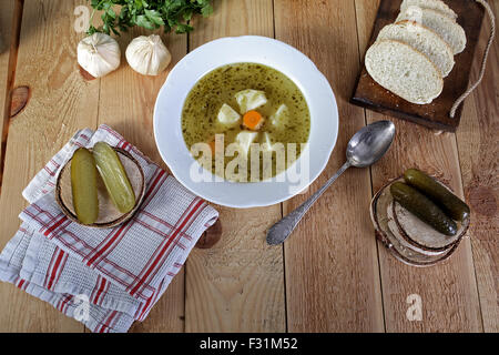 Deliziosa casa zuppa di cetriolo con pane Foto Stock
