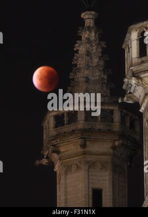 Bruxelles. 28 Sep, 2015. Foto scattata il 7 settembre 28, 2015 mostra una eclissi lunare totale, noto anche come "sangue luna', su Bruxelles, capitale del Belgio. Credito: Gong Bing/Xinhua/Alamy Live News Foto Stock