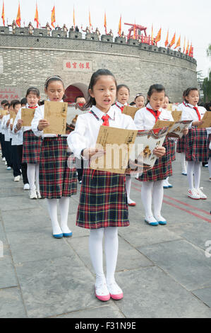 (150928) -- QUFU, Sett. 28, 2015 (Xinhua) -- Gli studenti che indossano costumi tradizionali recitare il Analects di Confucio durante un rituale per contrassegnare i 2,566th anniversario di Confucio 'compleanno presso il Tempio di Confucio in Qufu, est della Cina di Provincia di Shandong, Sett. 28, 2015. Il rituale adorando Confucio si è tenuto presso il Tempio di Confucio in Qufu lunedì, il luogo di nascita del filosofo antico. Confucio (551 BC-479 BC) è stato un grande pensatore e filosofo, ed educatore nella Cina antica. Egli ha dedicato tutta la sua vita all'insegnamento a persone quattro cose: cultura, condotta, lealtà e onestà. Confucio e hi Foto Stock