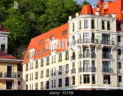 Facciata di un massiccio edificio con un tetto rosso, gallerie e balconi Foto Stock