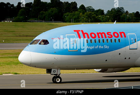 Thomson Boeing 787 Dreamliner (G-TUID) all'Aeroporto di Birmingham, Regno Unito Foto Stock