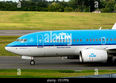 KLM Boeing 737 (PH-BGH) rullaggio all'Aeroporto di Birmingham, Regno Unito Foto Stock