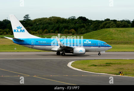 KLM Boeing 737 (PH-BGH) pronto al decollo all'Aeroporto di Birmingham, Regno Unito Foto Stock