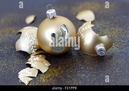 Rotto le palle di Natale Foto Stock