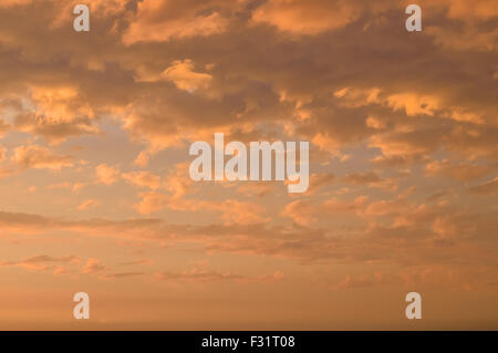 Fiery orange cloudscape, sfondo al tramonto Foto Stock