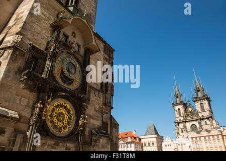 Il vecchio orologio astronomico (Prague Orloj) nella piazza della Città Vecchia con la Chiesa di Nostra Signora di Tyn, Praga, Boemia, Repubblica Ceca Foto Stock