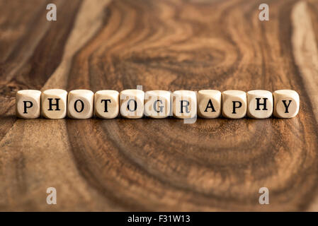 Parola fotografia fatta con blocco lettere in legno sopra il pannello di legno superficie Foto Stock