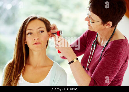 Medico esaminare pazienti orecchie Foto Stock