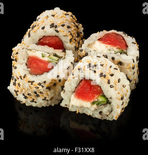 Fresche fatte I sushi giapponesi Le bobine con tonno, avocado e crema di formaggio Foto Stock