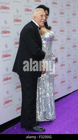 Londra, UK, 25 Giugno 2015: Bruce Forsyth e Wilnelia Merced frequentare i bambini Caudwell Butterfly Ball, Grosvenor House Hotel, Park Lane a Londra Foto Stock