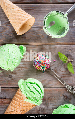 Vista superiore matcha gelato in un cono di cialda su un vecchio in legno rustico sfondo vintage. Foto Stock