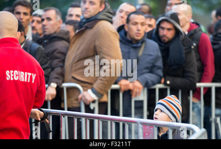 Berlino, Germania. 28 Sep, 2015. I rifugiati di attendere per la loro registrazione e sistemazione al di fuori dello Stato di Salute e affari sociali uffici (LaGeSo) di Berlino, Germania, 28 settembre 2015. Foto: Kay Nietfeld/dpa/Alamy Live News Foto Stock