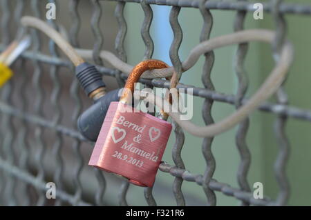 Colonia, Germania - 25 settembre 2015 - Serrature con messaggi di amanti sul ponte di Hohenzollern come un simbolo di amore eterno Foto Stock