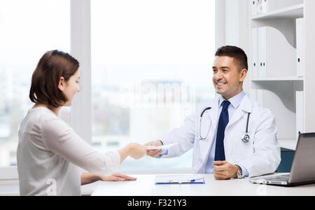 Medico sorridente e giovane donna incontro all'ospedale Foto Stock