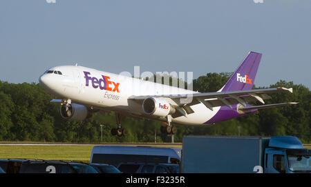 Un FedEx cargo aereo atterra sulla pista presso l'aeroporto di Stansted Foto Stock