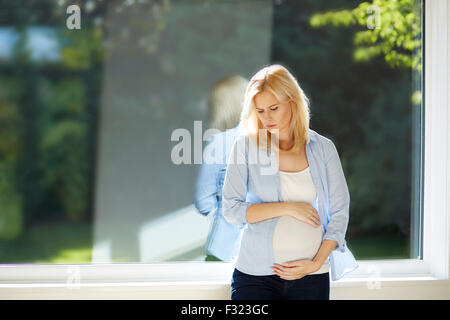 Preoccupato donna in stato di gravidanza Foto Stock