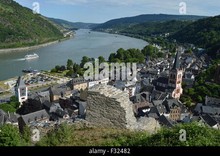 Bacharach con il fiume Reno patrimonio mondiale Unesco Foto Stock