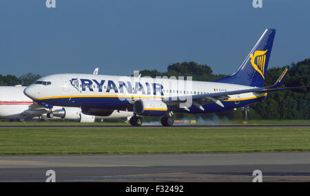 Aereo Ryanair EI-FIE, Boeing 737-800 atterra sulla pista presso l'aeroporto di Stansted Foto Stock