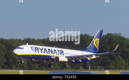 Aereo Ryanair EI-FIE, Boeing 737-800 atterra sulla pista presso l'aeroporto di Stansted Foto Stock