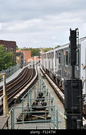 Una vista di una elevata #7 treni della metropolitana dalla 61st Street stazione ferroviaria di Woodside, Queens, a New York Foto Stock